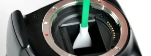limpiando el interior de una cámara reflex