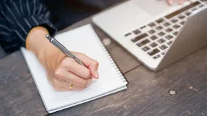 mano escribiendo - copywriting qué es