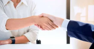 dandose la mano. Establecer una buena comunicación en la empresa