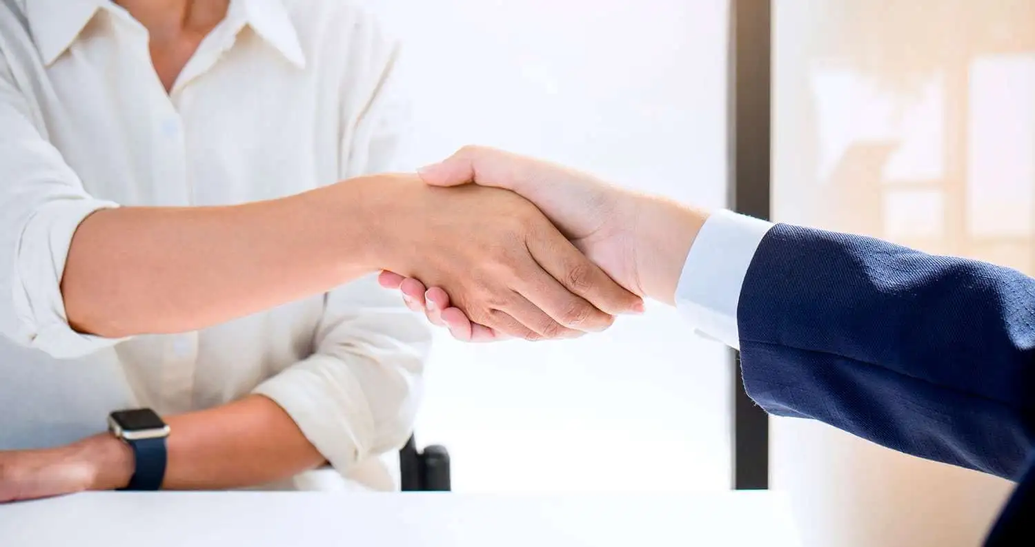 dandose la mano. Establecer una buena comunicación en la empresa