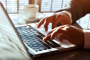 manos tecleando un portatil - creando contenido