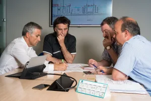 cuatro personas estudiando un plan para la web