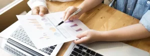 dos personas con unas gráficas, auditoria web