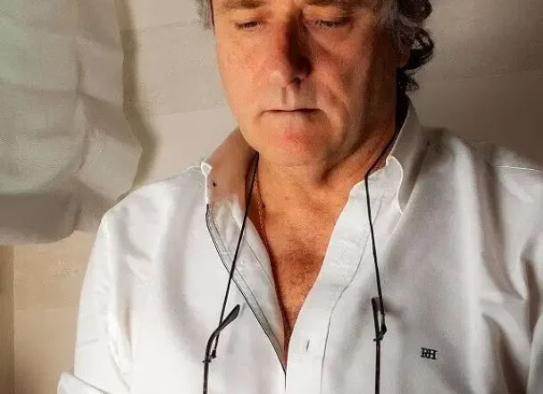 Aitor trabajando con un ipad -revisando apuntes de marketing