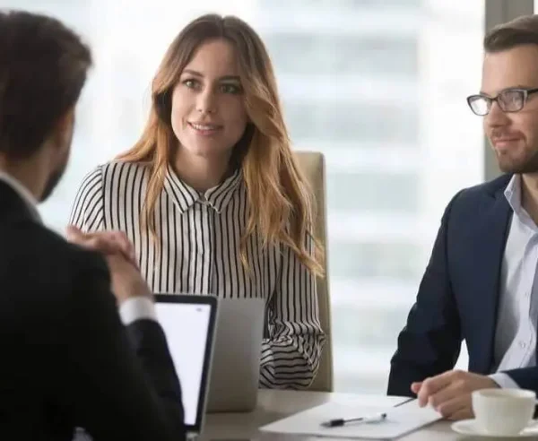 tres personas en una oficina en una reunión de marketing